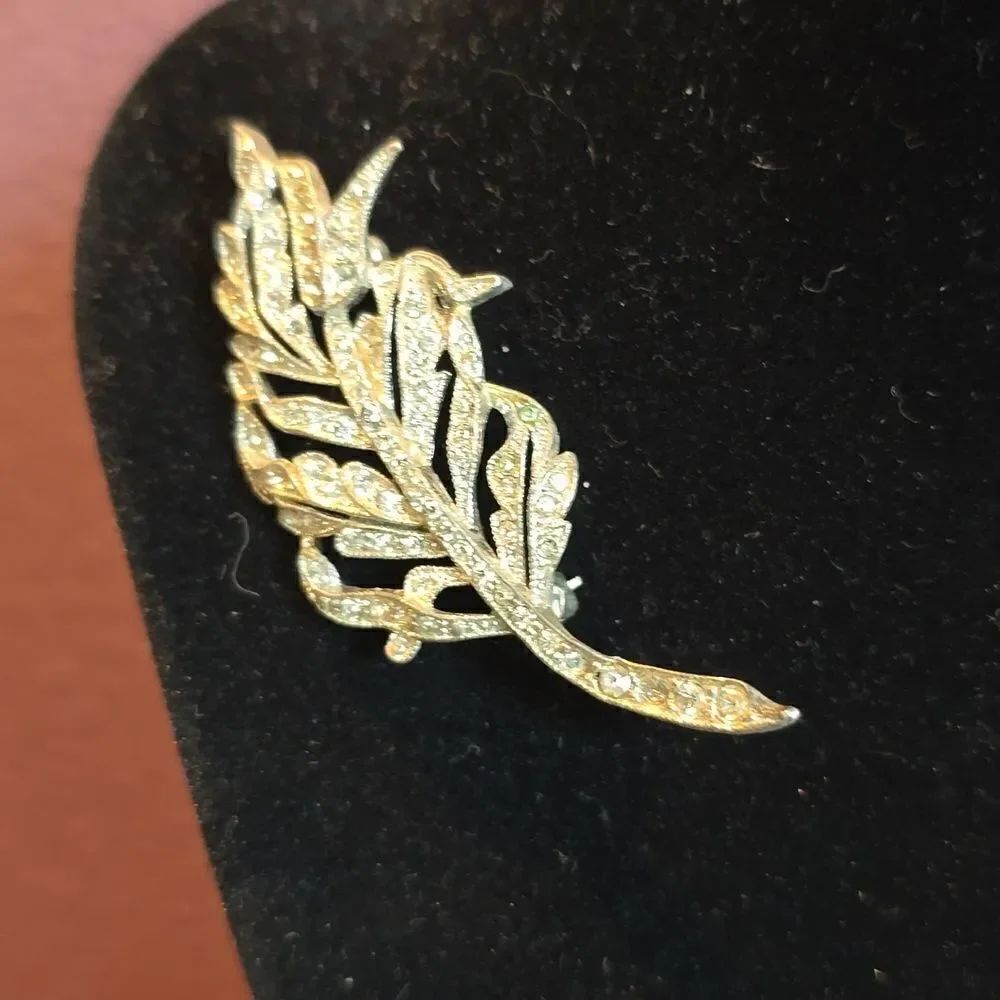 Vintage Brooche Pin, 1940's. Very Delicate and Pretty! Sparkling Rhinestones,
